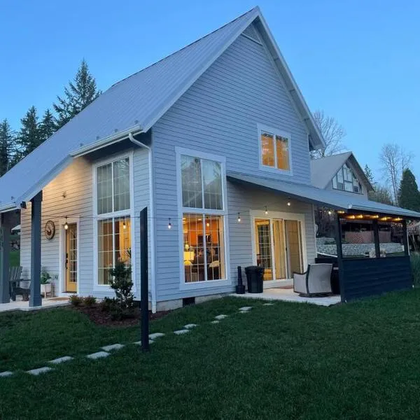 Romantic Cozy Cabin Walk to lake Hot tub Bikes Kayaks Grill, hotel di Onalaska