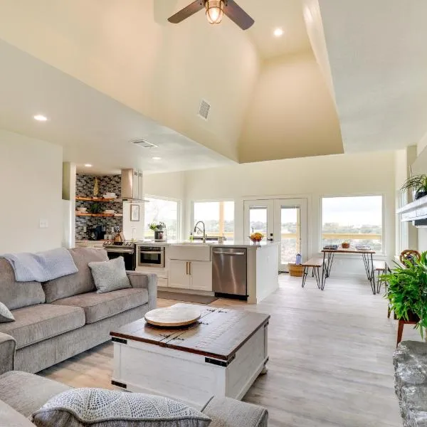 Serene Burnet Getaway with Buchanan Lake Views!, готель у місті Burnet