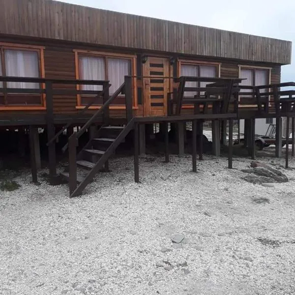CABAÑA LA CASONA, salón, comedor y cocina amplia, con baño en la habitación y uno adicional, se alcanzan a ver las islas y el mar, khách sạn ở Punta de Choros