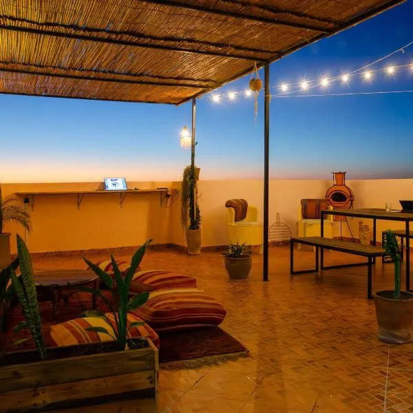 Monkey's Guest House - Ocean View Rooms & Apartment with Rooftop, hotel v destinaci Tamraght Ouzdar