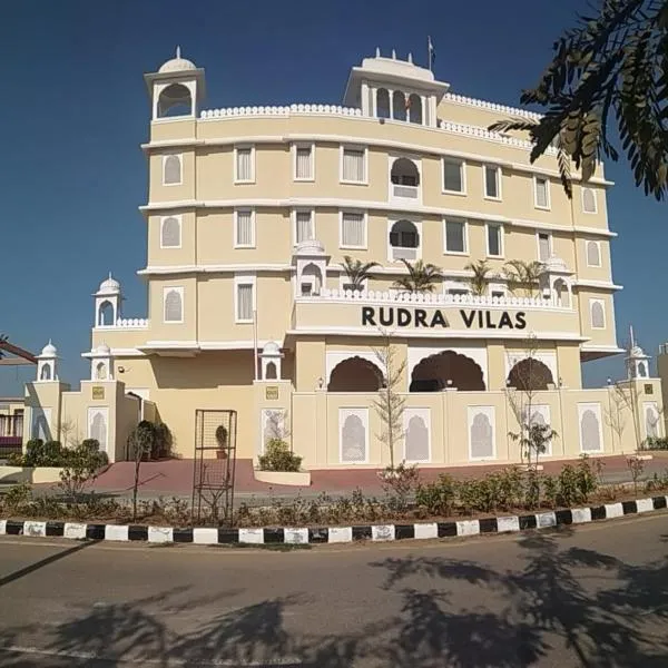 RUDRA VILAS - A Royal Heritage Hotel, hotel en Renwāl
