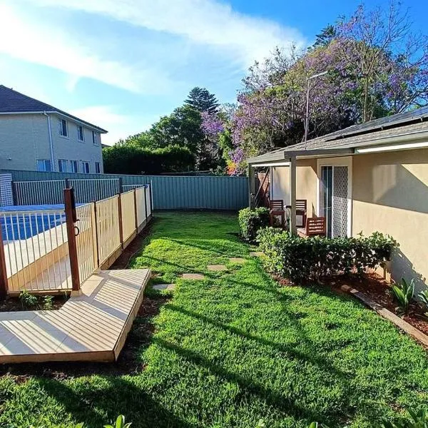New and Cozy 2 Bedrooms Granny Flat with Aircon & Pool, hotel in Baulkham Hills
