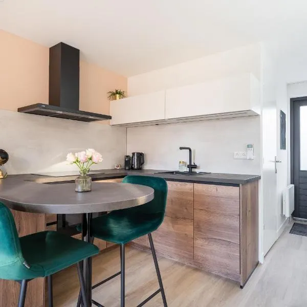 Luxury fully equipped studio - centrally located, hotel en Huizen