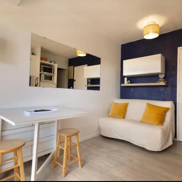 Studio cabine Les Rives de la Favière piscine et tennis les pieds dans l'eau, hotel v destinácii Bormes-les-Mimosas
