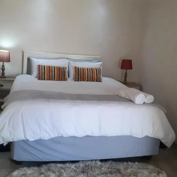 Russell's Rest Rooms, hotel en Lenasia