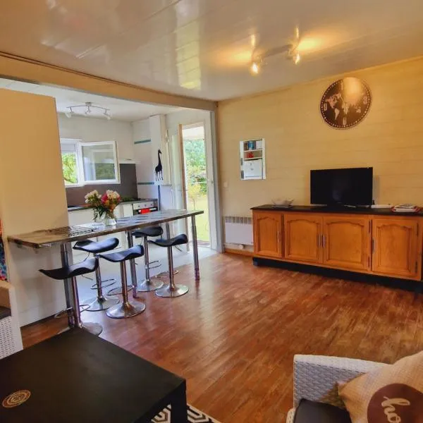 Maison proche lacs et océans, хотел в Tosse