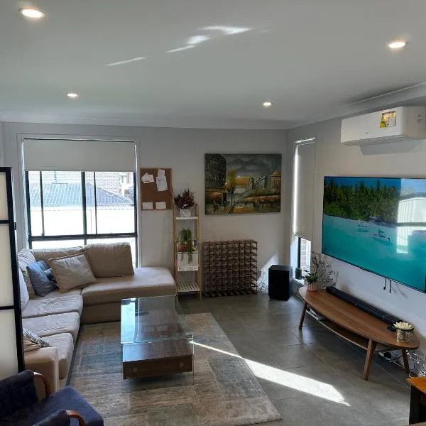 Delightful Austral Stay with AC and built-in wardrobe, hotel v destinaci Austral