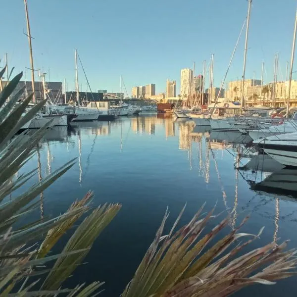 Wonderful boat for families and friends, hotel v destinaci Barcelona