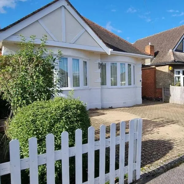 Cosy Bournemouth Bungalow、Longhamのホテル