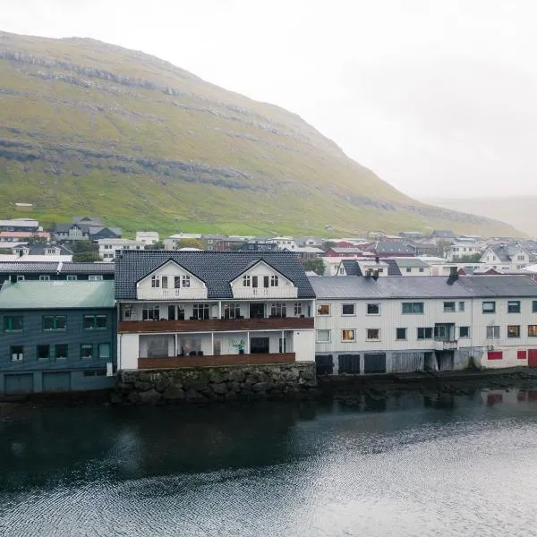 Spacious City Center Home by the Sea, hotel en Viðareiði