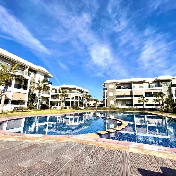 Bel Appartement à AMWAJ Beach and Resorts, hotel en Dar Hamida