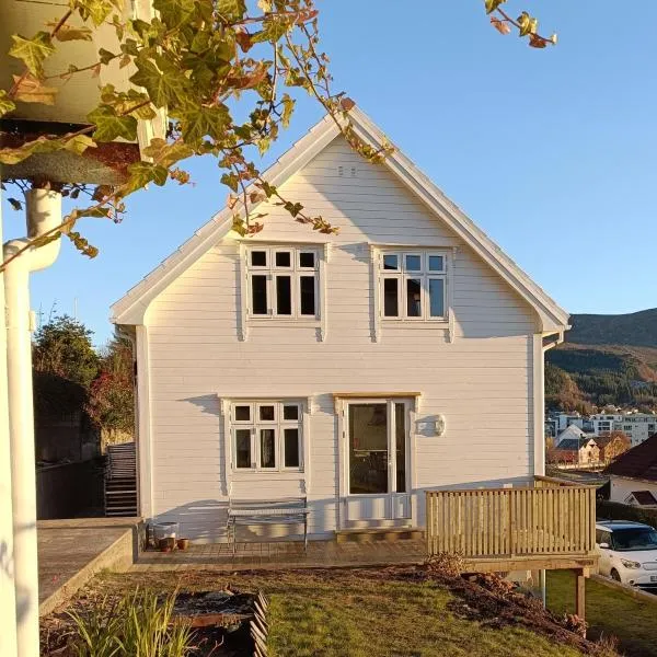 Charming house in Ulsteinvik with free parking, hotel in Kjellsund