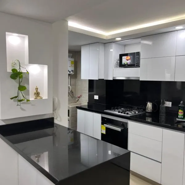 CALI Acogedor y Completo, Apto cerca de Jardin plaza, con piscina, parqueadero y aire acondicionado, hotel in Cali