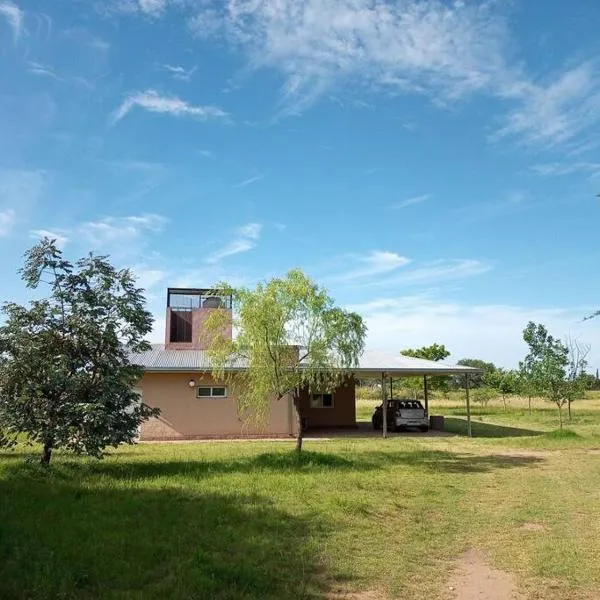 Hermosa casa de campo y bosques, hotel in Toay