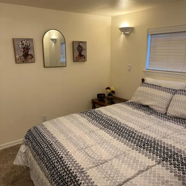 Cozy Cottage House A with Carport, hotel in Twin Falls