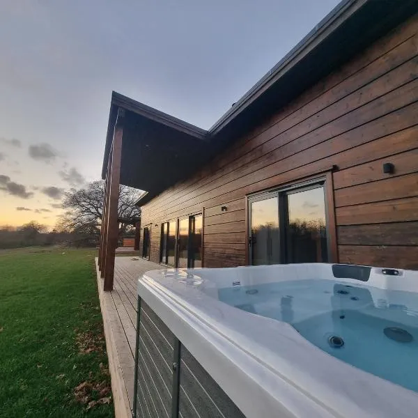 Meadow Valley Lodge 3 - Hot Tub, hotel sa Hintlesham