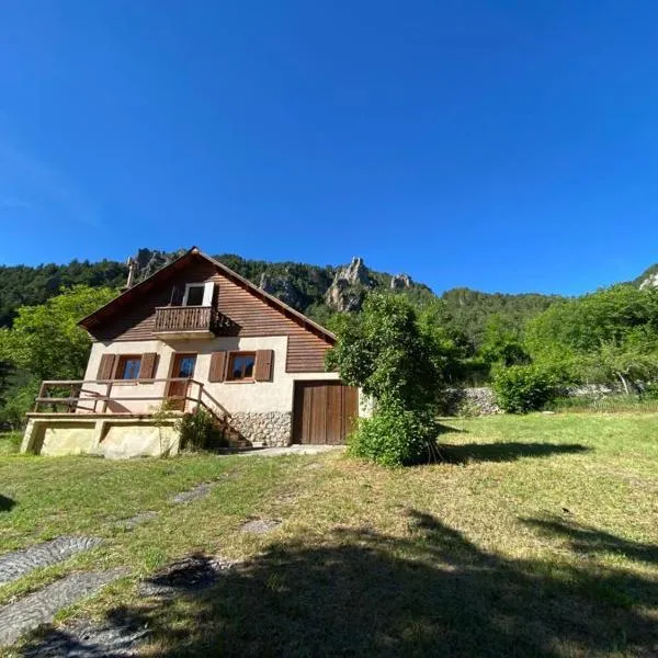 Chalet proche Valberg, hotel in Guillaumes