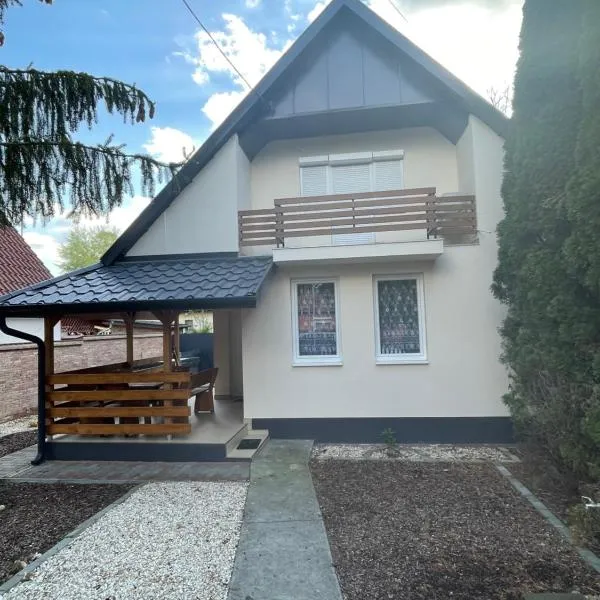 Ponty Apartman, hotel v destinaci Kunfehértó