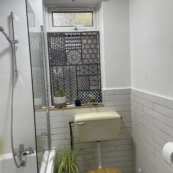 Pet Friendly 1Bed Studio with Free Parking, hotel sa London
