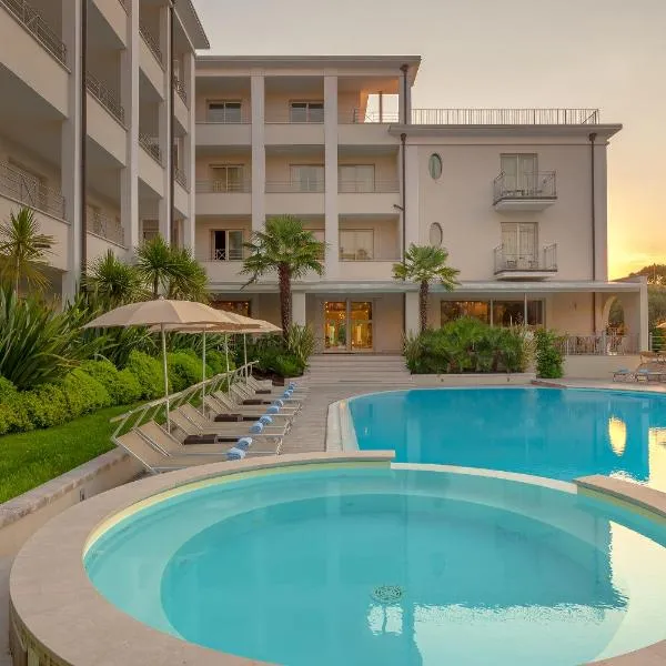 Hotel Nazionale, hotel v destinaci Desenzano del Garda