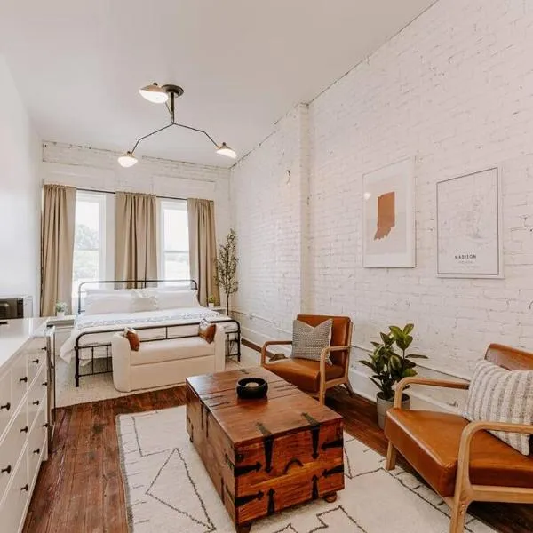 East Main Lofts - Farmhouse 204, hotel v destinaci Madison