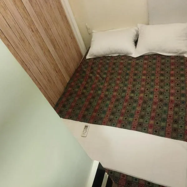 Near Airport AC Couple Friendly Small Cozy Room at a Budget Inn, hotel in Mumbai