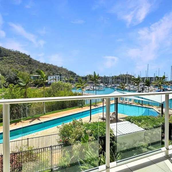Waterfront 'Beachside' Apartment - Ocean View, Central location, Pool, Wifi, King bed, Deluxe Spa Ensuite, hotel in Nelly Bay