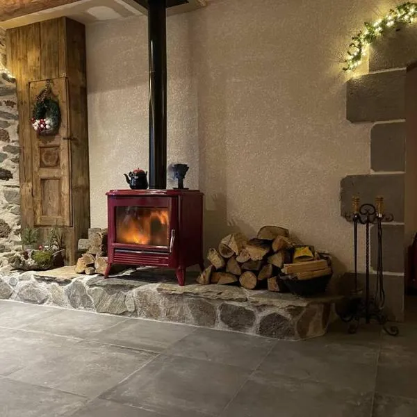 Maison La Pierre du Lézard Nature Auvergne-Rhône-Alpes, hotel v destinácii Laurie