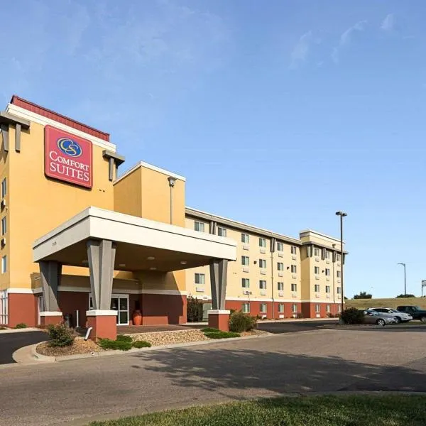 Comfort Suites Airport، فندق في ويتشيتا