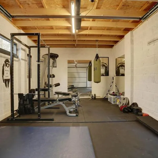 Spacious 4 bed home with gym and tennis court, hotel in Lincoln
