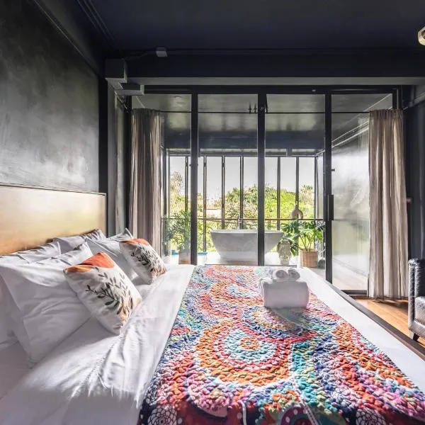MIQ Ekkamai2 3BR Designer home Oval Bathtub 15pax, hotel in Bangkok