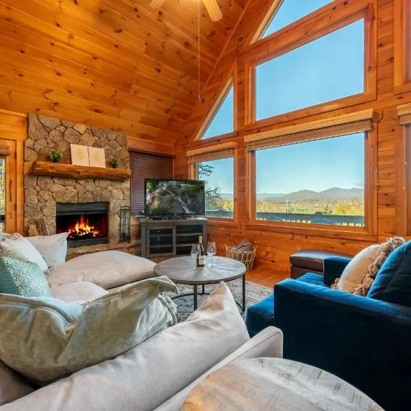 Beautiful 4BR Mountain View Cabin A Retreat for Everyone, hotel in Murphy