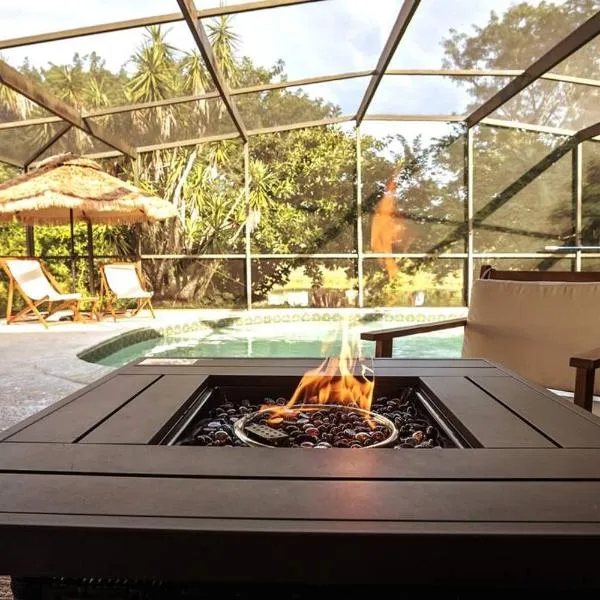 Cozy Lakefront Home w/ Pool -7 mins from Legoland, hôtel à Winter Haven
