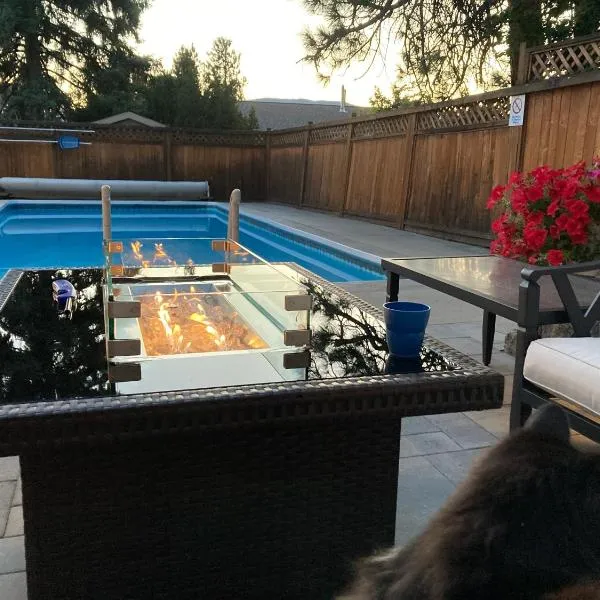 Bright poolside walkout two bedroom basement suite in the Okanagan, hotel v destinaci Penticton