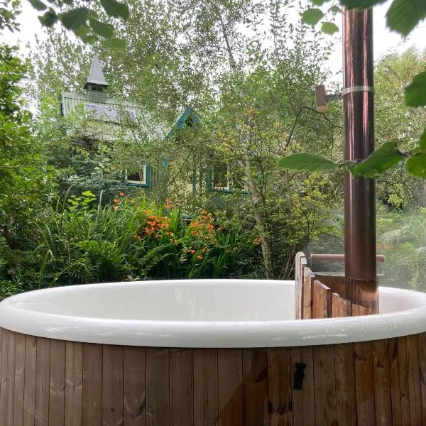 Enchanting Hand Painted Tabernacle with Hot Tub, hotel v destinaci Bude