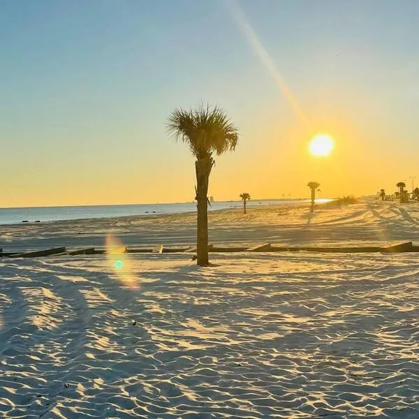 Feels like HOME escape, 1/2 Mile to beach, hotel en Gulfport