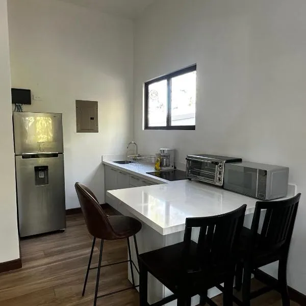 Peaceful Apartment in Tamarindo, 50m to the Beach - Sofia Apartments, hotel in Tamarindo