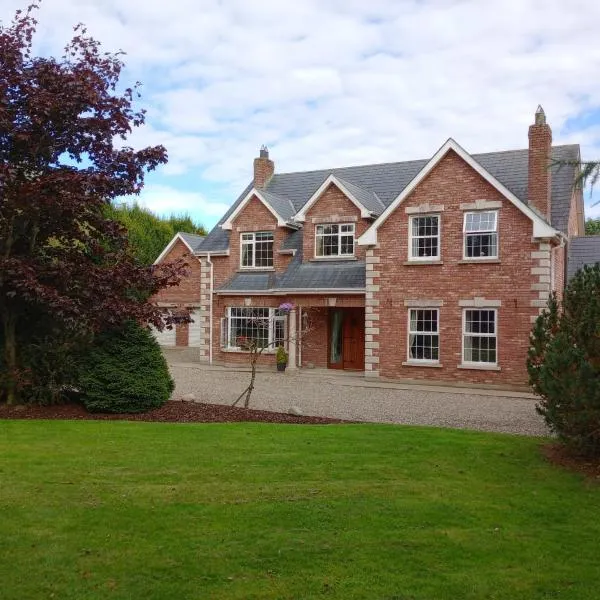 Tullynacrunat Lodge, hotel v destinaci Castleblayney