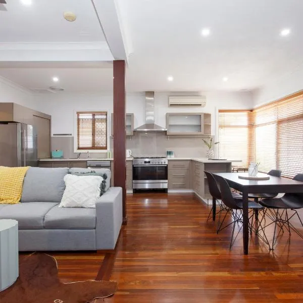 Cosy Cottage Coolbellup, hotel in Spearwood