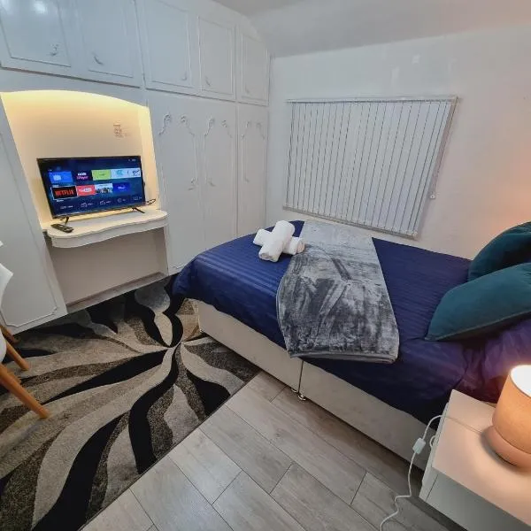 Relaxed Double bed with private bathroom, parking, WiFi and garden., hotell sihtkohas Leeds