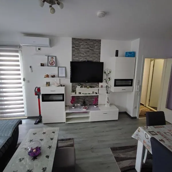 Stan na dan Apartman KRISFIL Prnjavor, hotel a Lužani