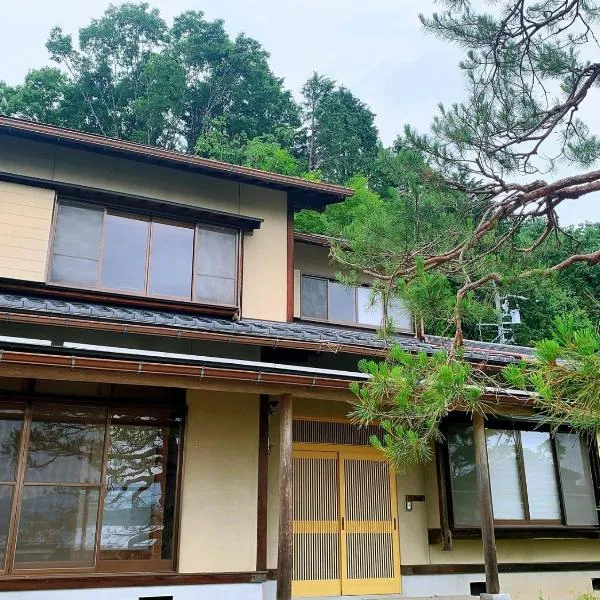 吉祥莊位于高山市内 有一千平方的园林 可远眺日本的阿尔卑斯山脉 四季景色绝佳 可接待9人入住 免费停车、高山市のホテル