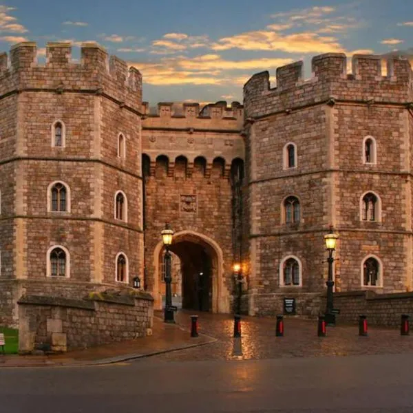 Epic Location, Views & Large Private Terrace, hotel in Windsor