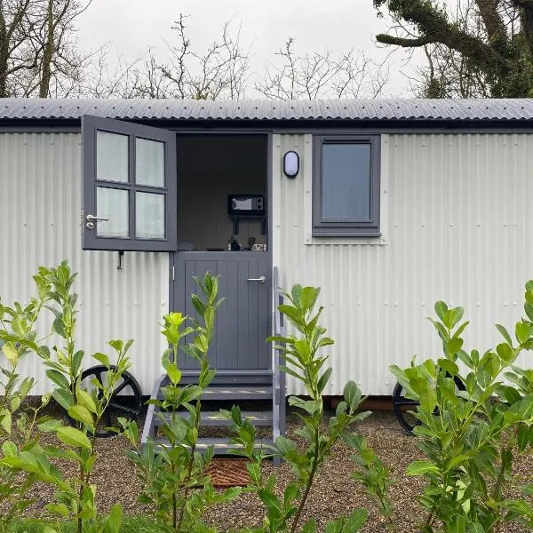 Burren Garden Glamping Hut, viešbutis mieste Tirneevin