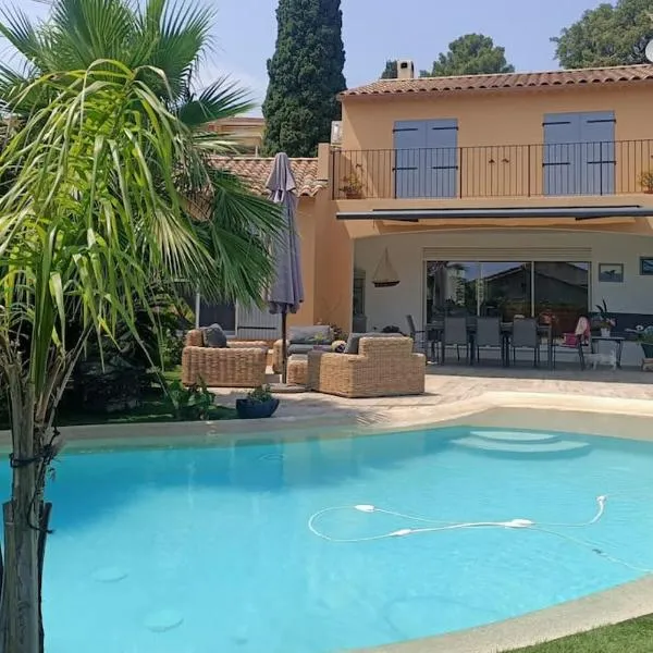 jolie villa avec vue mer, hotel in Bormes-les-Mimosas
