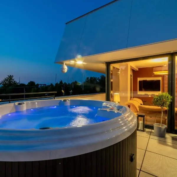 LAKE MOMENTS - Emerald Penthouse, hotel in Balatonszemes