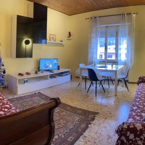 AL CAMPANILE centro storico ampio luminoso e panoramico appartamento trilocale, hotel a Carsoli