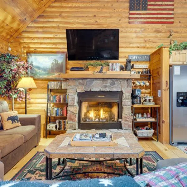 Pet-Friendly Cabin w/ Loft: 5 Mi to Lake Lure!, hotel u gradu Lejk Luar