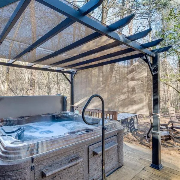 Riverfront Cabin! Hot Tub, Beach Access, Sleeps 8, hotel v destinácii Lake Lure