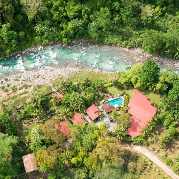 Casitas Del Rio Riverfront Nature Lodge, hotel v destinaci Uvita